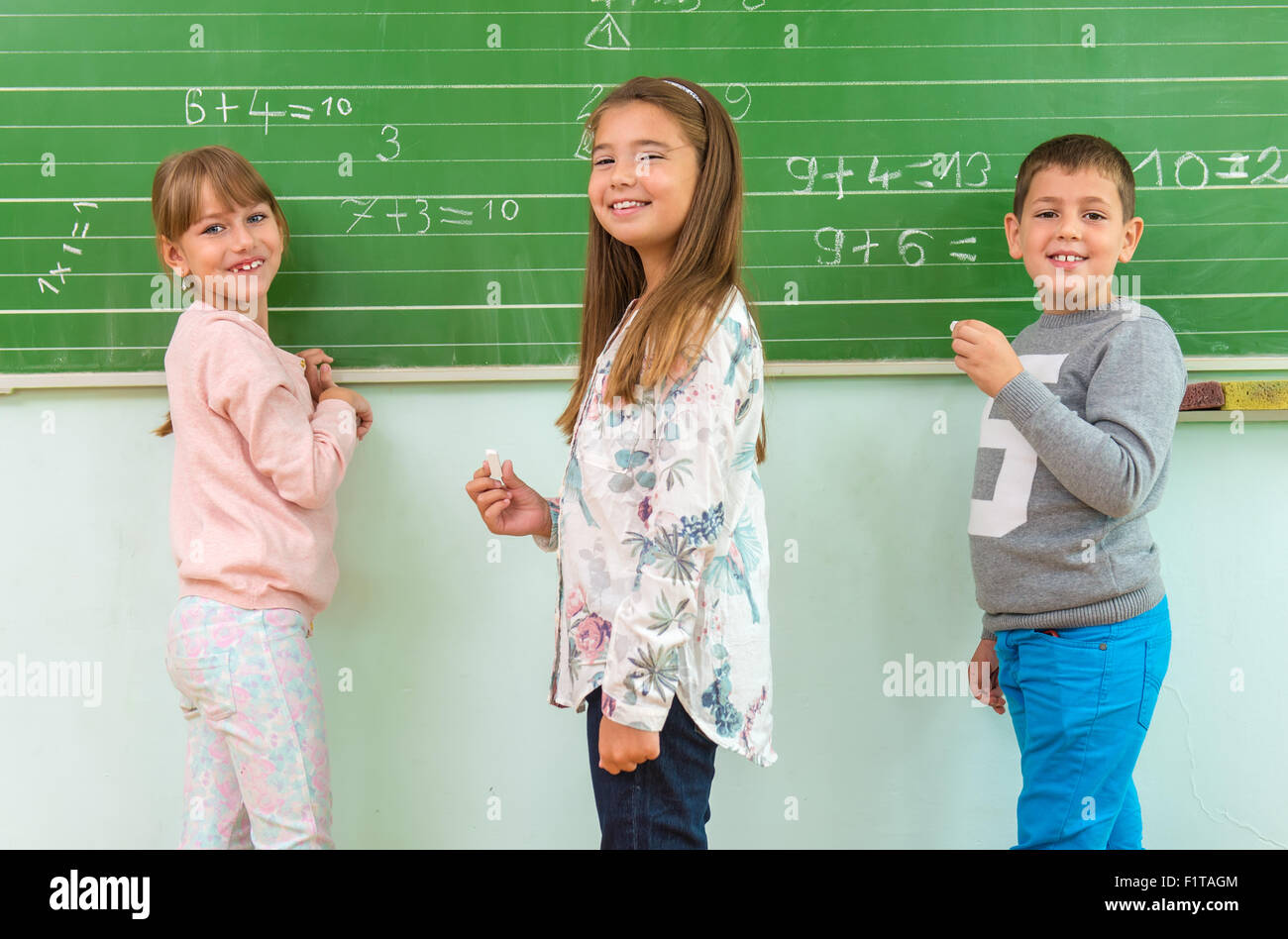 Lehrer und Schüler an der Tafel, Math-Klasse Stockfoto