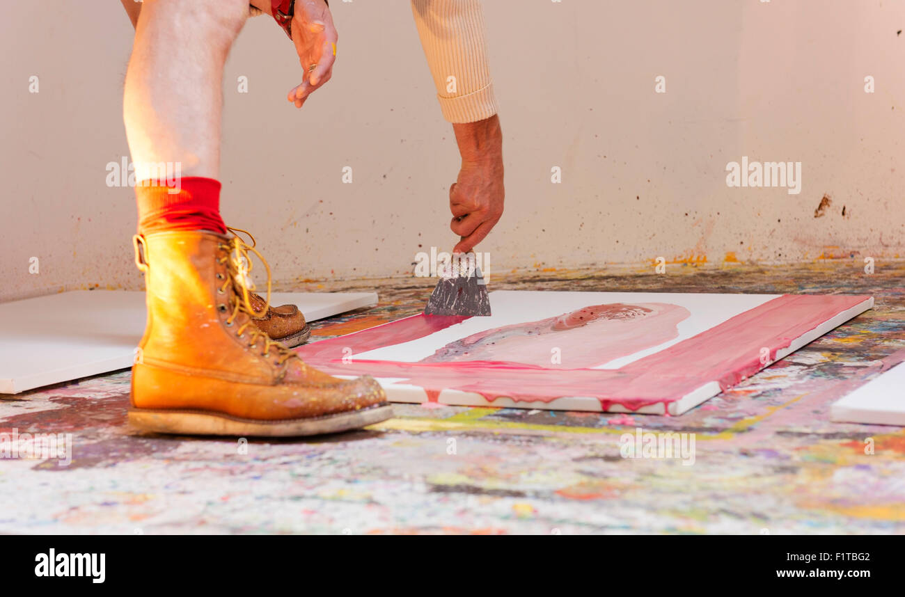 Ein Künstler arbeitet in seinem Galerie/Studio in Amsterdams Altstadt. Stockfoto