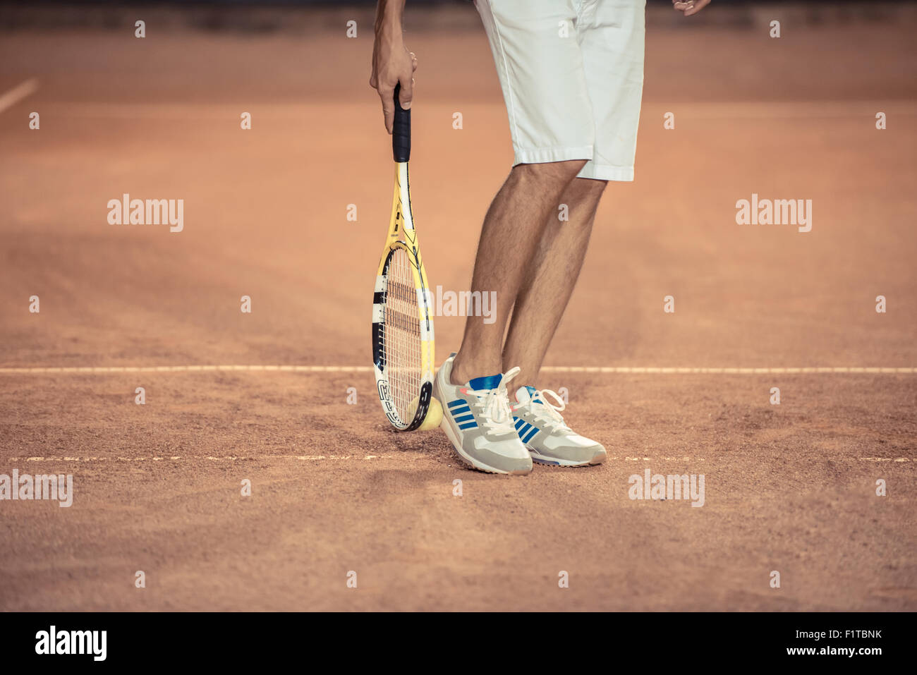 Closeup protrait männliche Beine mit Tennisschläger Stockfoto