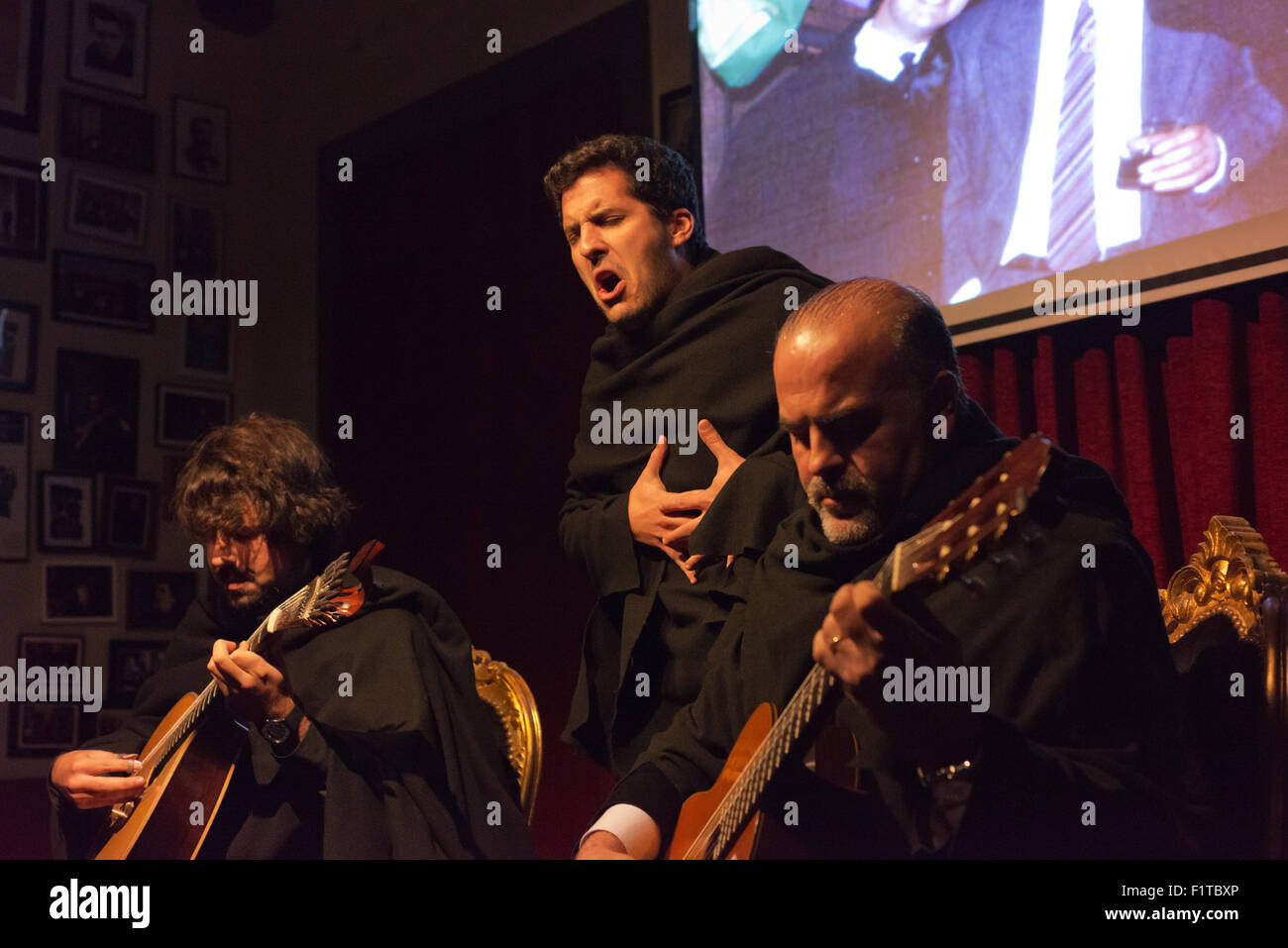 Darsteller spielen und singen Fado, eine traditionelle portugiesische Musik-Genre. Stockfoto