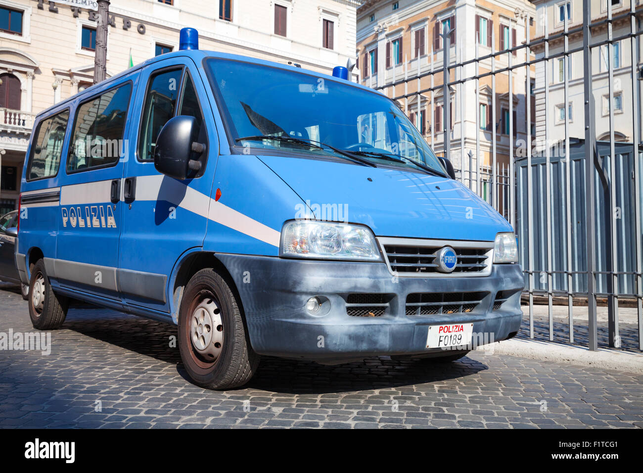 Rom, Italien - 8. August 2015: Blau Fiat Ducato van als ein Polizeiauto in Rom Stockfoto