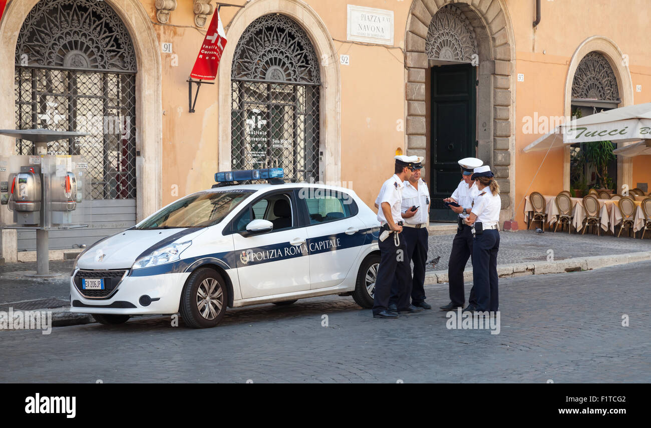 Rom, Italien - 8. August 2015: Weißen Polizeiauto steht auf der Straße im historischen Zentrum von Rom Stadt Polizisten sprechen in der Nähe Stockfoto