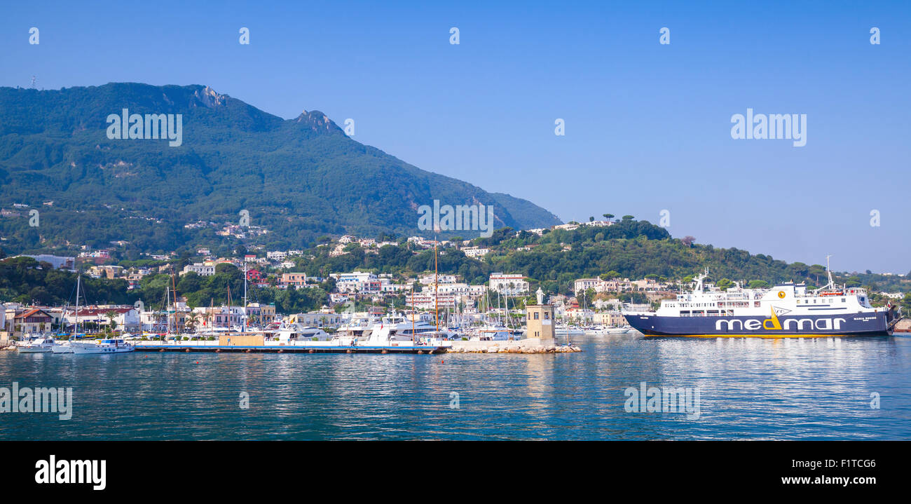 Casamicciola Terme, Italien - 14. August 2015: Maria Buono Passagierfähre, betrieben von Madmar tritt in Casamicciola Terme Port, Isc Stockfoto