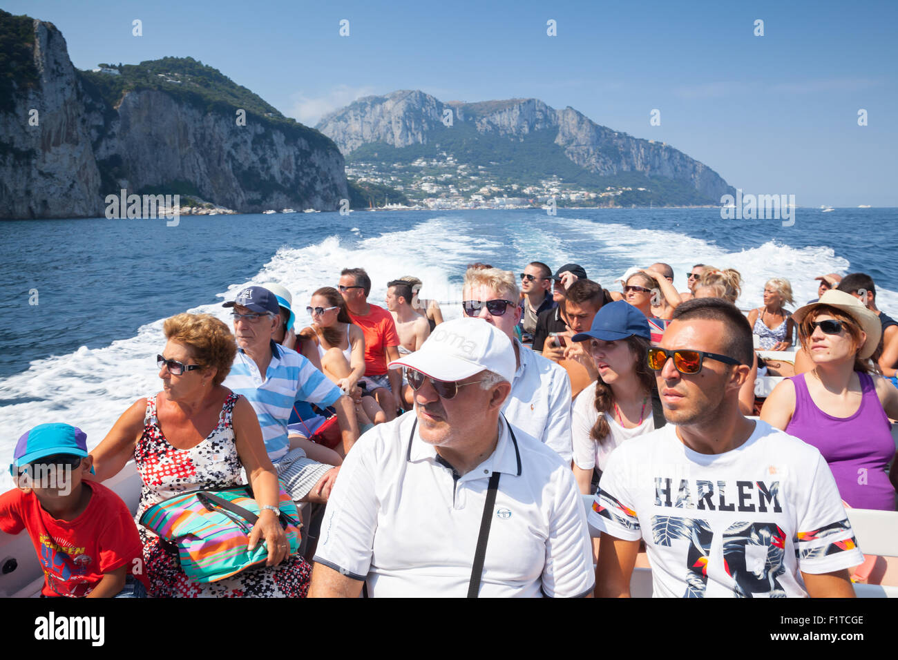 Capri, Italien - 14. August 2015: Touristen auf der Bootsfahrt um die Insel Capri, Italien Stockfoto