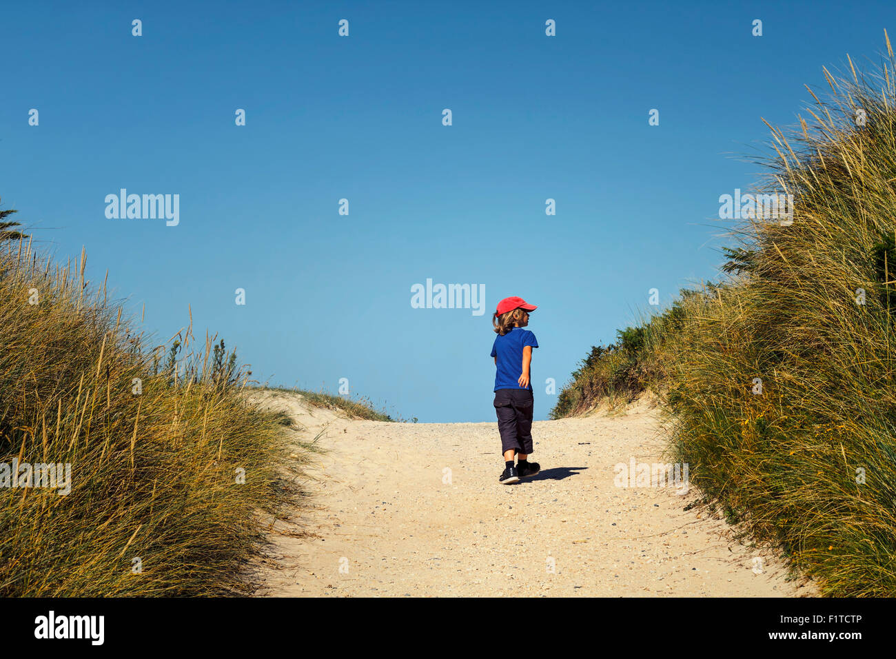 junge 7 Jahre kaukasischen zu Fuß sand Stockfoto