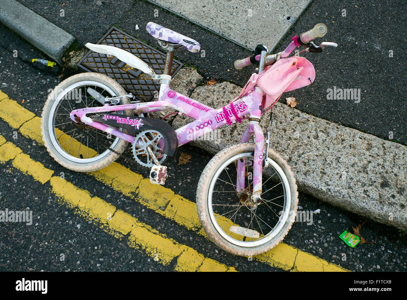 Des Kindes verlassenen rosa Spielzeug Fahrrad Stockfoto