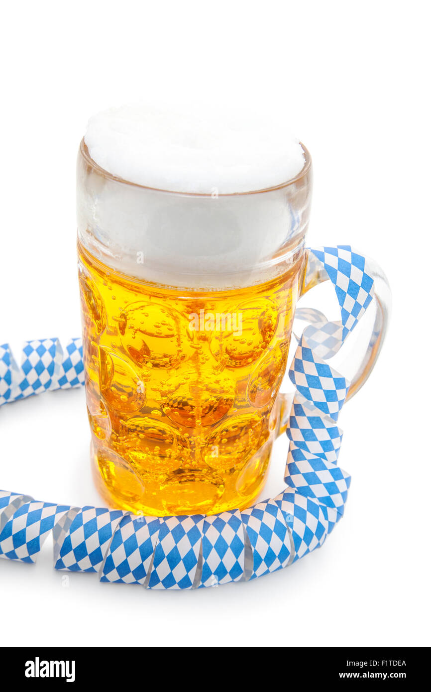 Typisch bayerisches Bierbecher. Alle auf weißem Hintergrund. Stockfoto
