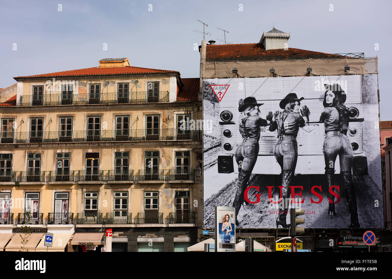Werbung für Guess Damenjeans an der Seite eines Gebäudes in Lissabon. Stockfoto