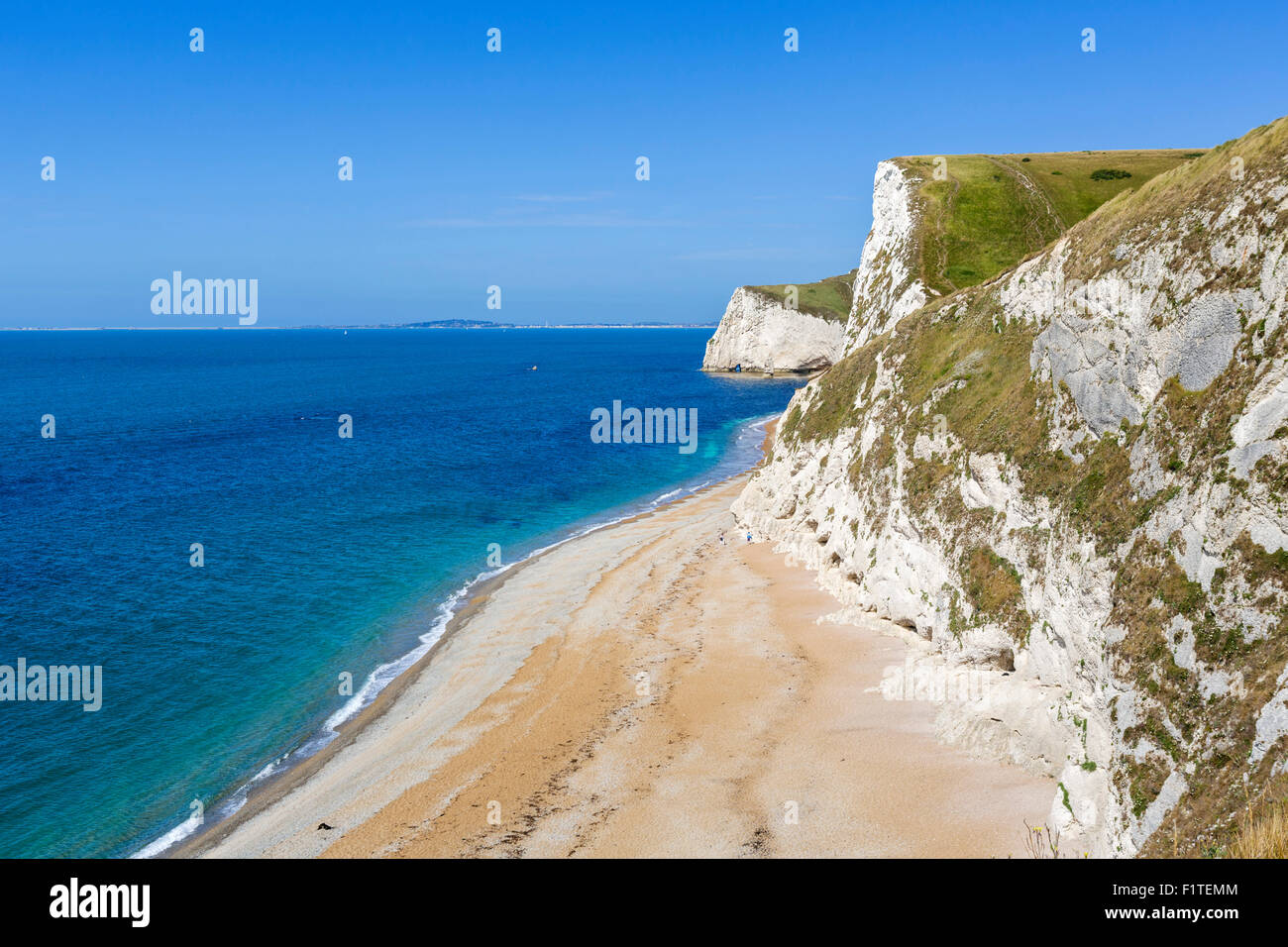 Strand von Kalkstein Bogen von Durdle Door, in der Nähe von Lulworth, Jurassic Coast, Dorset, England, UK Stockfoto