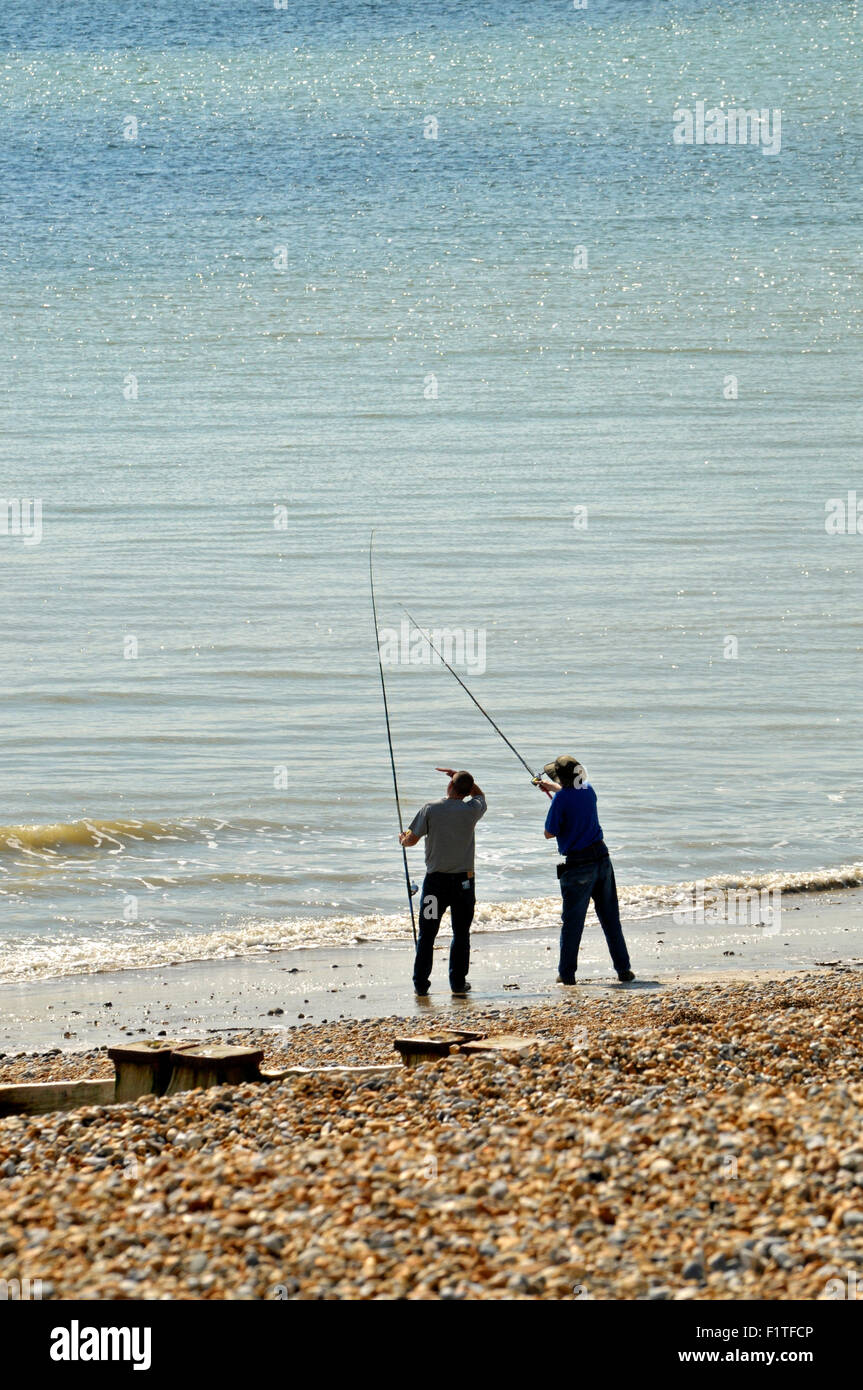 Bexhill-on-Sea, East Sussex, England, UK. Zwei Männer am Strand Angeln Stockfoto