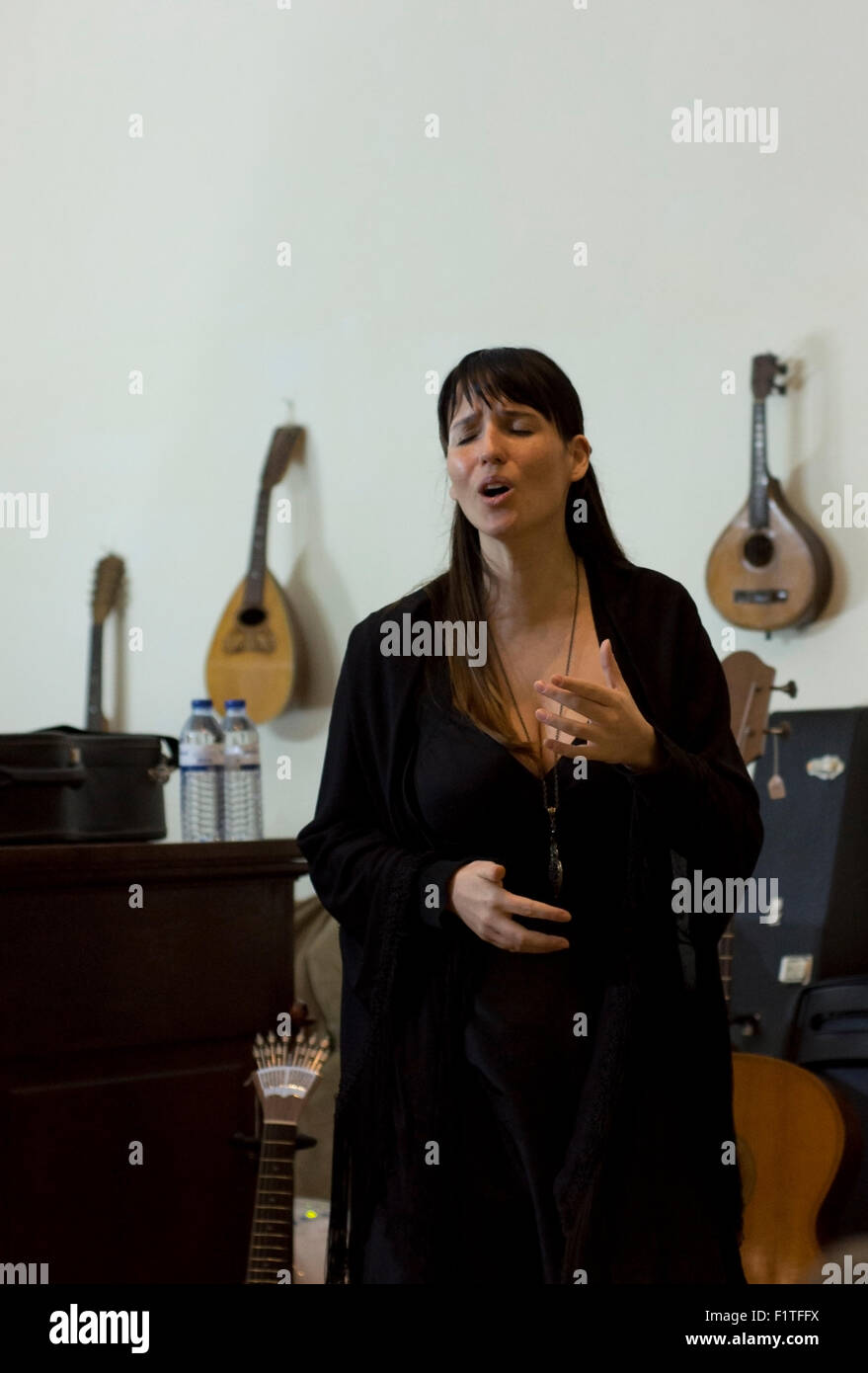 Eine Frau singt traditionelle Musikrichtung Fado, Portugal. Stockfoto