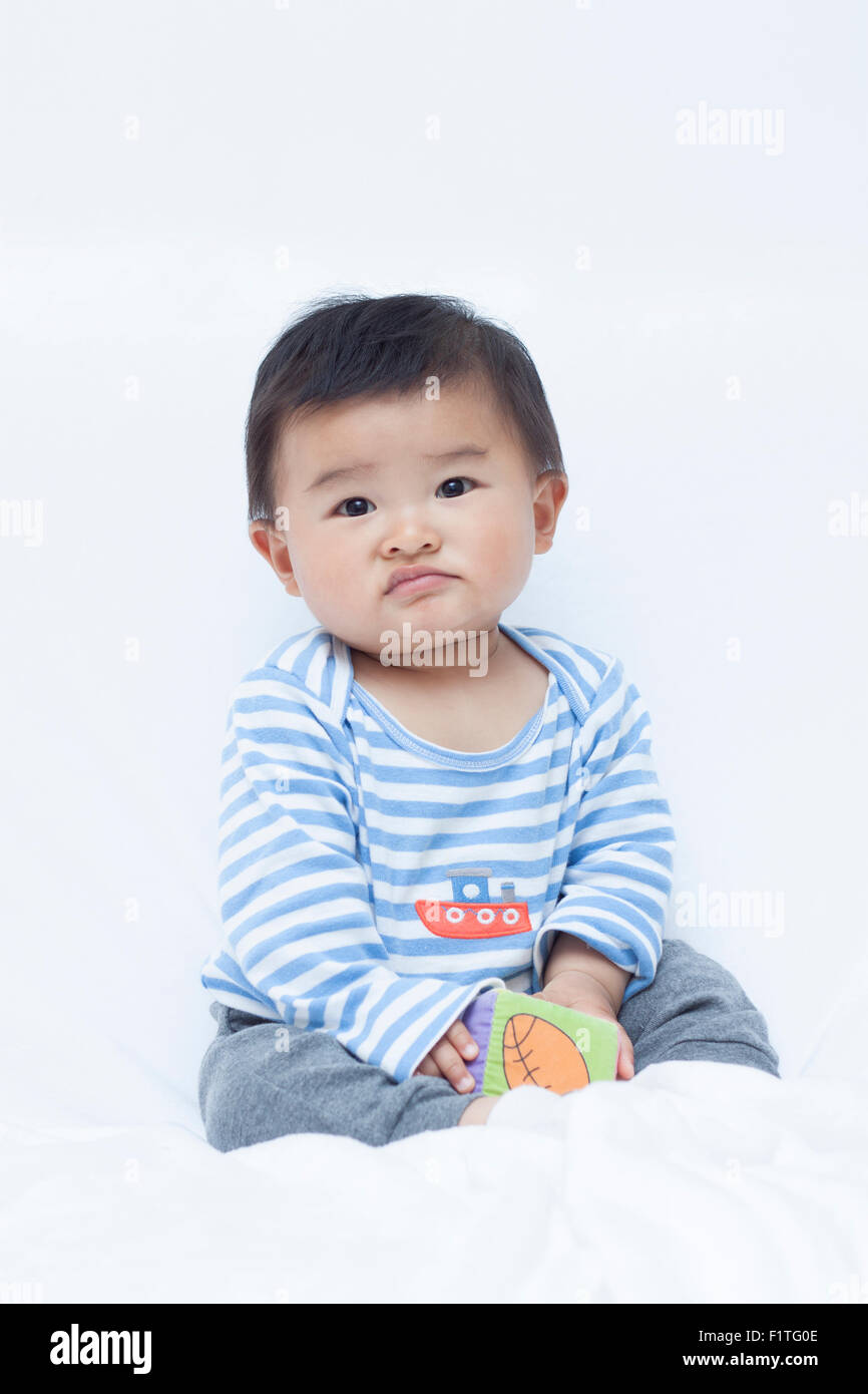 Unzufrieden chinesischen Jungen im Matrosenanzug Stockfoto