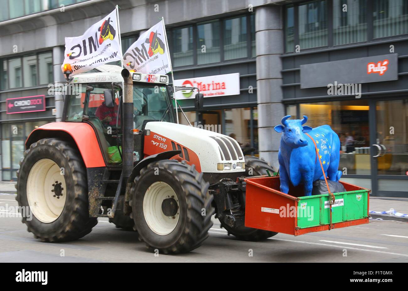 Brüssel, Belgien. 7. Sep, 2015. Ein Traktor ist außerhalb der  EU-Hauptquartier in Brüssel, 7. September 2015 gesehen. Tausende von  europäischen Landwirten und Milcherzeuger, sowie eine große Anzahl von  Traktoren, statt eine Massenkundgebung