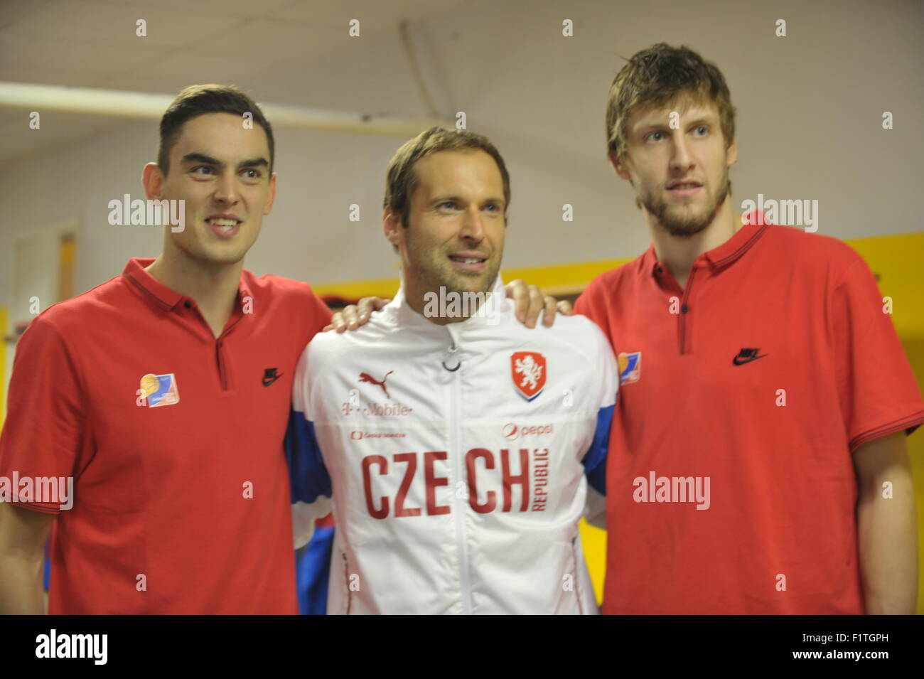 Riga, Lettland. 5. Sep, 2015. Tschechien Basketball-Spieler Tomas Satoransky, links und rechts, Jan Vesely ermutigen Tschechische Republik Fußball-Torhüter Petr Cech vor dem European Qualifiers Fußballspiel Tschechien gegen Lettland in Riga, Lettland, Samstag, 5. September 2015. © David Svab/CTK Foto/Alamy Live-Nachrichten Stockfoto