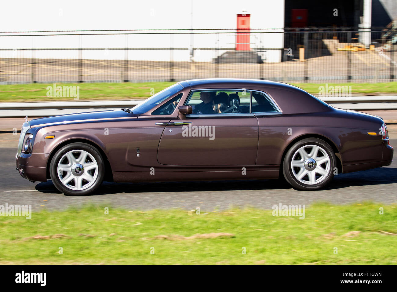 Rolls-Royce Phantom Coupé Reisen entlang der Kingsway West Schnellstraße in Dundee, Großbritannien Stockfoto