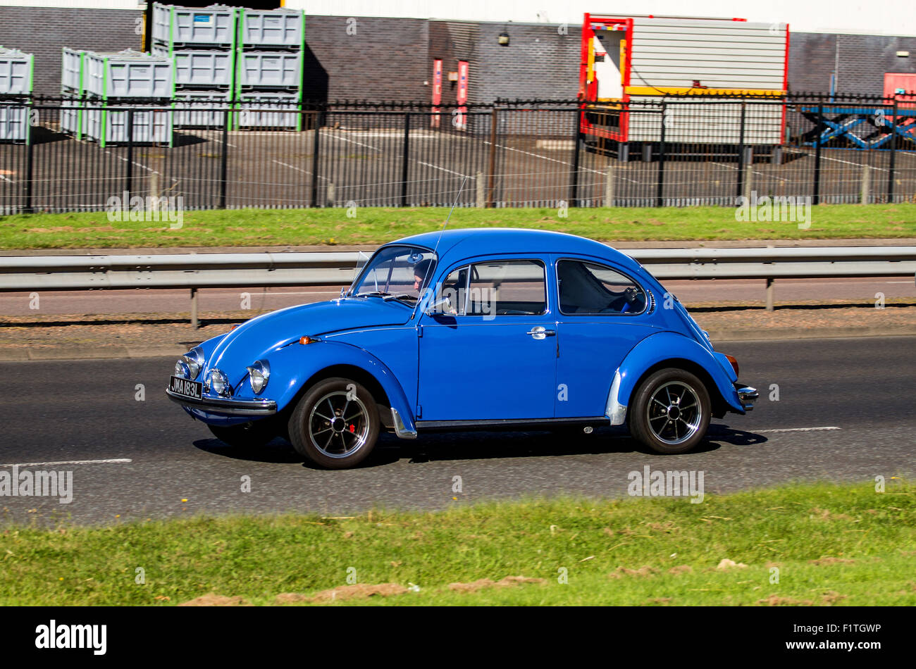 Ein 70er Jahre Blau L Registrierung VW Käfer Reisen entlang der Kingsway West Schnellstraße in Dundee, Großbritannien Stockfoto