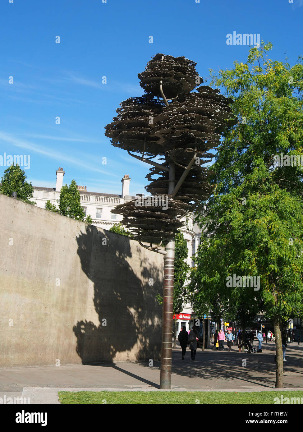 Baum der Erinnerung in Piccadilly Gardens, Manchester, UK.  Entworfen von dem Künstler Wolfgang Buttress und Fiona Heron. Stockfoto