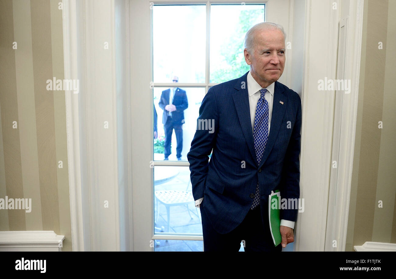 US-Vize-Präsident Joe Biden besucht eine bilaterale Treffen im Oval Office zwischen US-Präsident Barack Obama und König Salman bin Abdulaziz von Saudi Arabien im Weißen Haus 4. September 2015 in Washington, DC-Vize-Präsident Joe Biden sagte am Donnerstag, "He, zögerte nicht" laufen für Präsidenten, wenn seine Familie damit umgehen kann. Bildnachweis: Olivier Douliery/Pool über CNP - kein Draht-Dienst- Stockfoto