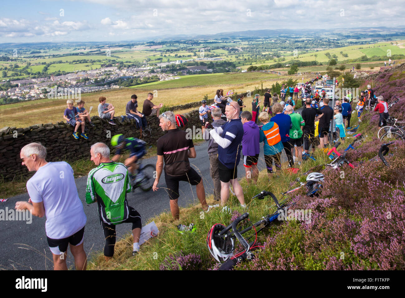 Banje, Lancashire, UK. 7. September 2015. Teilnehmer in Phase zwei des 2015 Aviva Tour durch Großbritannien Zyklus Rennen steigen die Bleara Moor-König der Berge klettern auf den Hügeln oberhalb von Banje, Lancashire, 100km in der 159 km langen Etappe. Bildnachweis: Tom Holmes / Alamy Live News Stockfoto