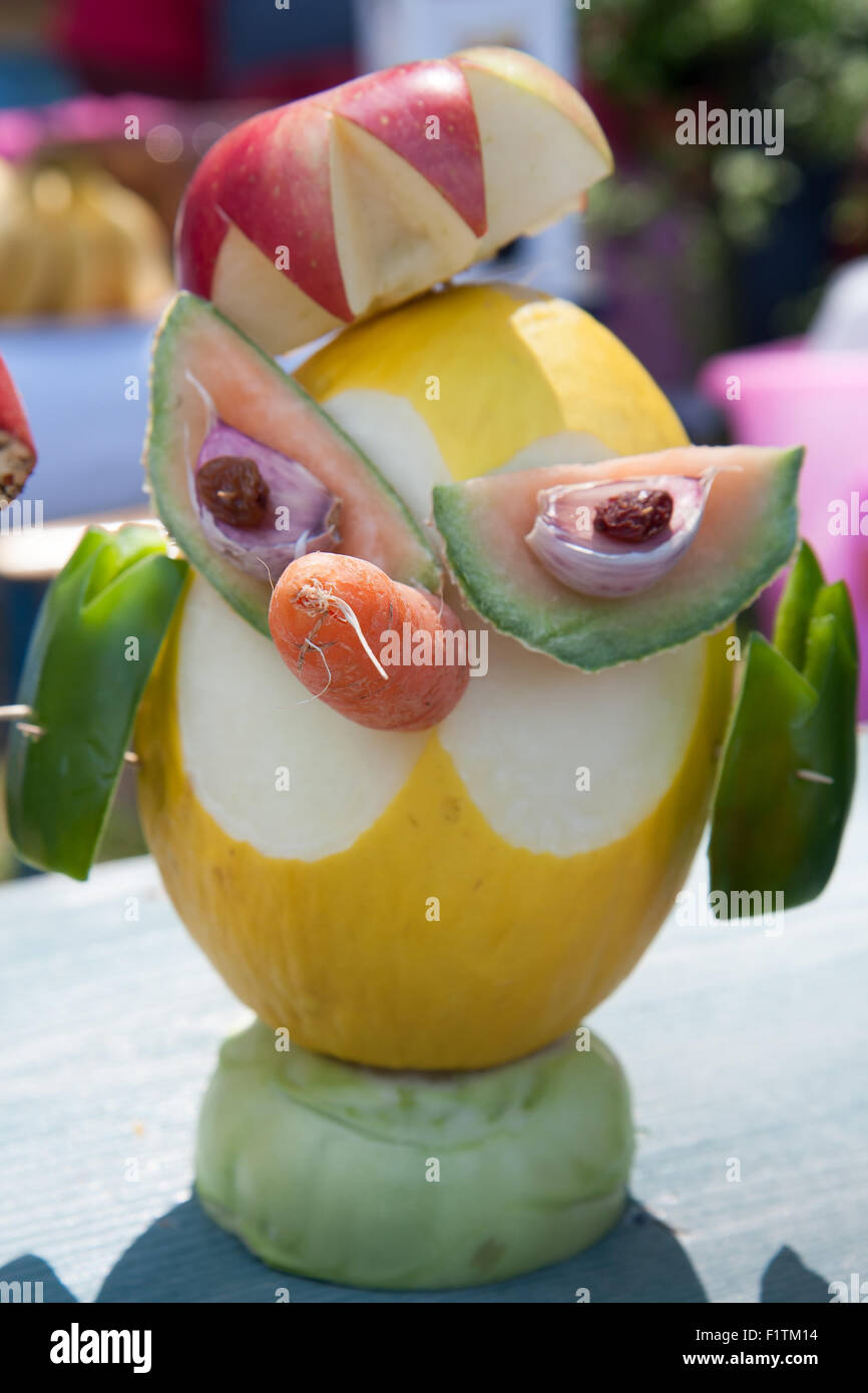 Die Zahlen der verschiedenen Tiere aus Obst und Gemüse hergestellt