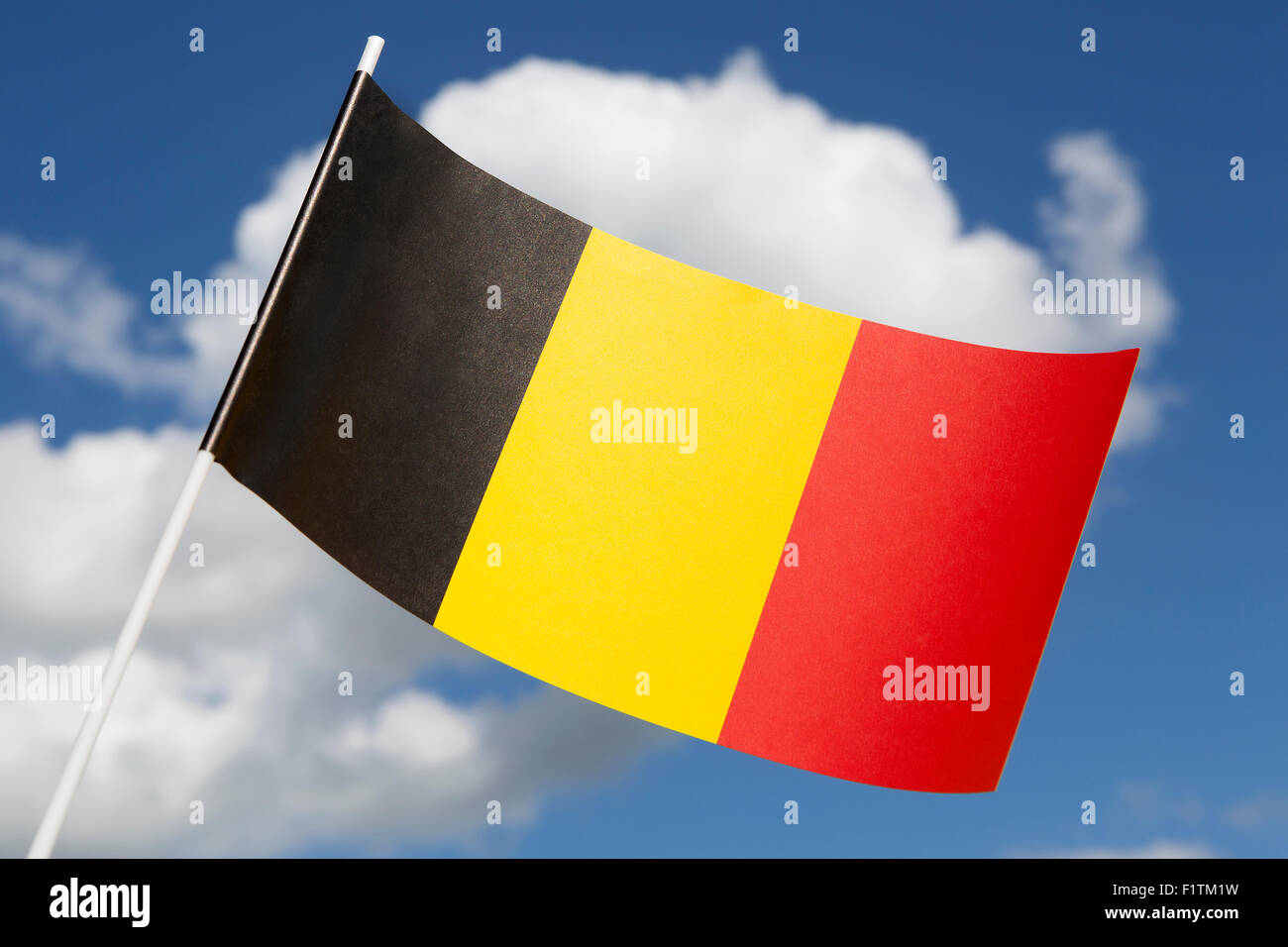 Belgien-Flagge vor einem blauen Himmel Stockfoto