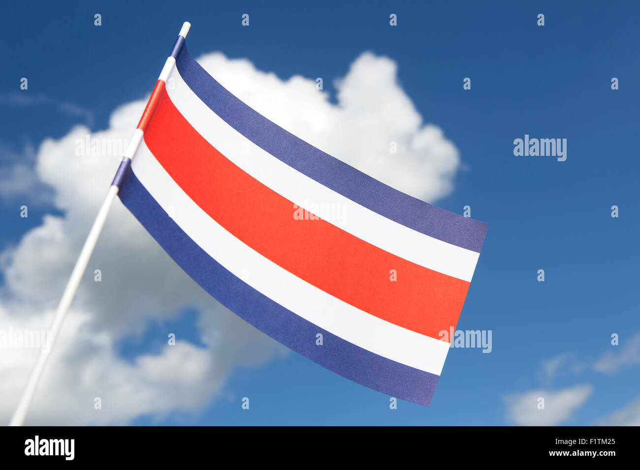 Costa Rica Flagge vor einem blauen Himmel Stockfoto