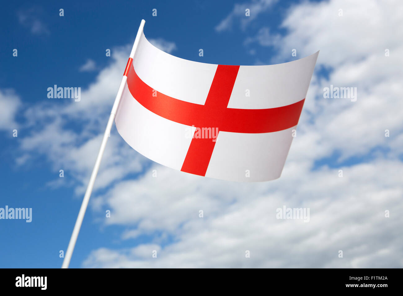 England Fußball-Flagge vor einem blauen Himmel Stockfoto