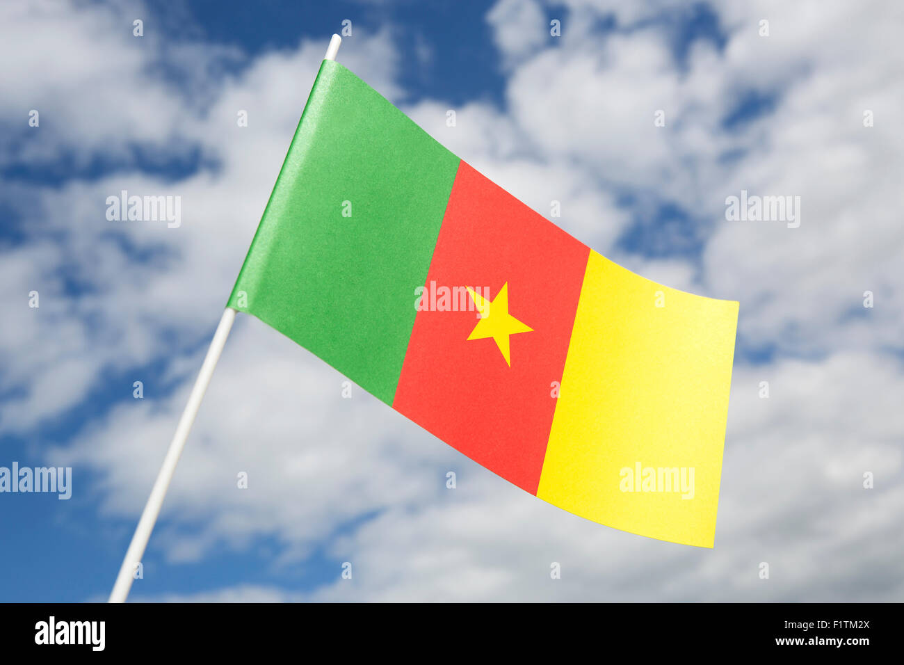 Kamerun-Flagge vor einem blauen Himmel Stockfoto