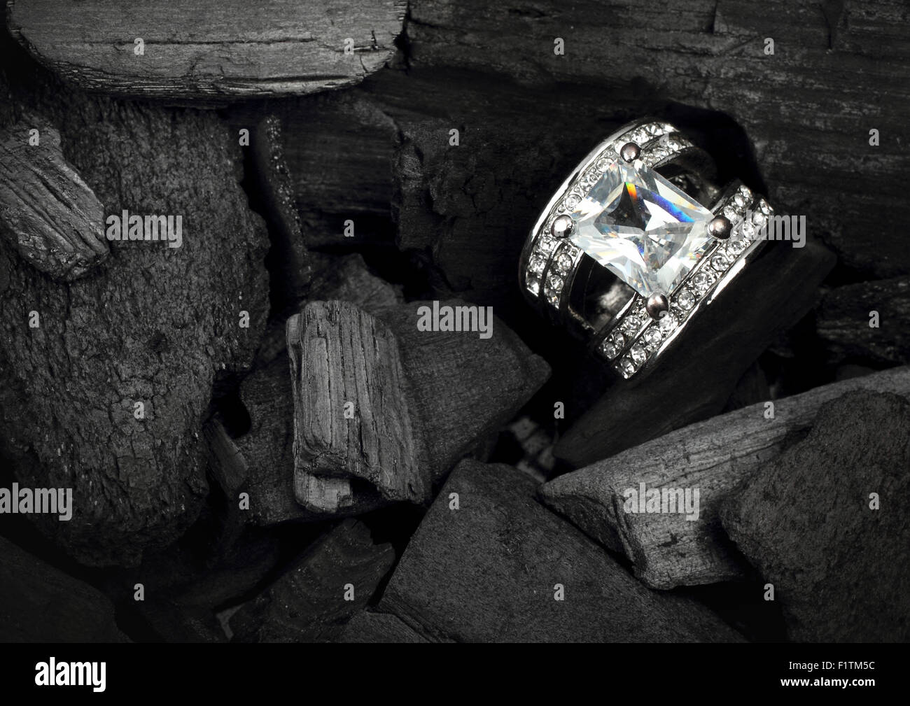 Schmuck Ring mit großen farbigen Diamanten auf dunklen Kohle Hintergrund Stockfoto