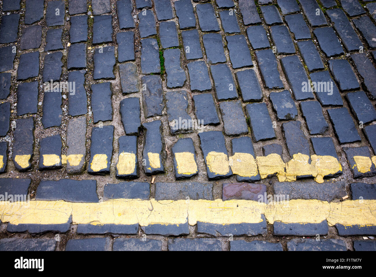 Doppelte gelbe Linien auf gepflasterten Straße gemalt. Kelso, Schottland Stockfoto