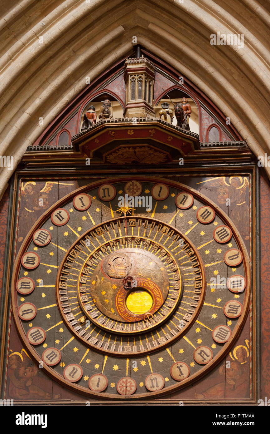 Nahaufnahme von 14. Jahrhundert mittelalterliche Wells Cathedral Uhr im Inneren der Kathedrale von Wells, Somerset UK Stockfoto