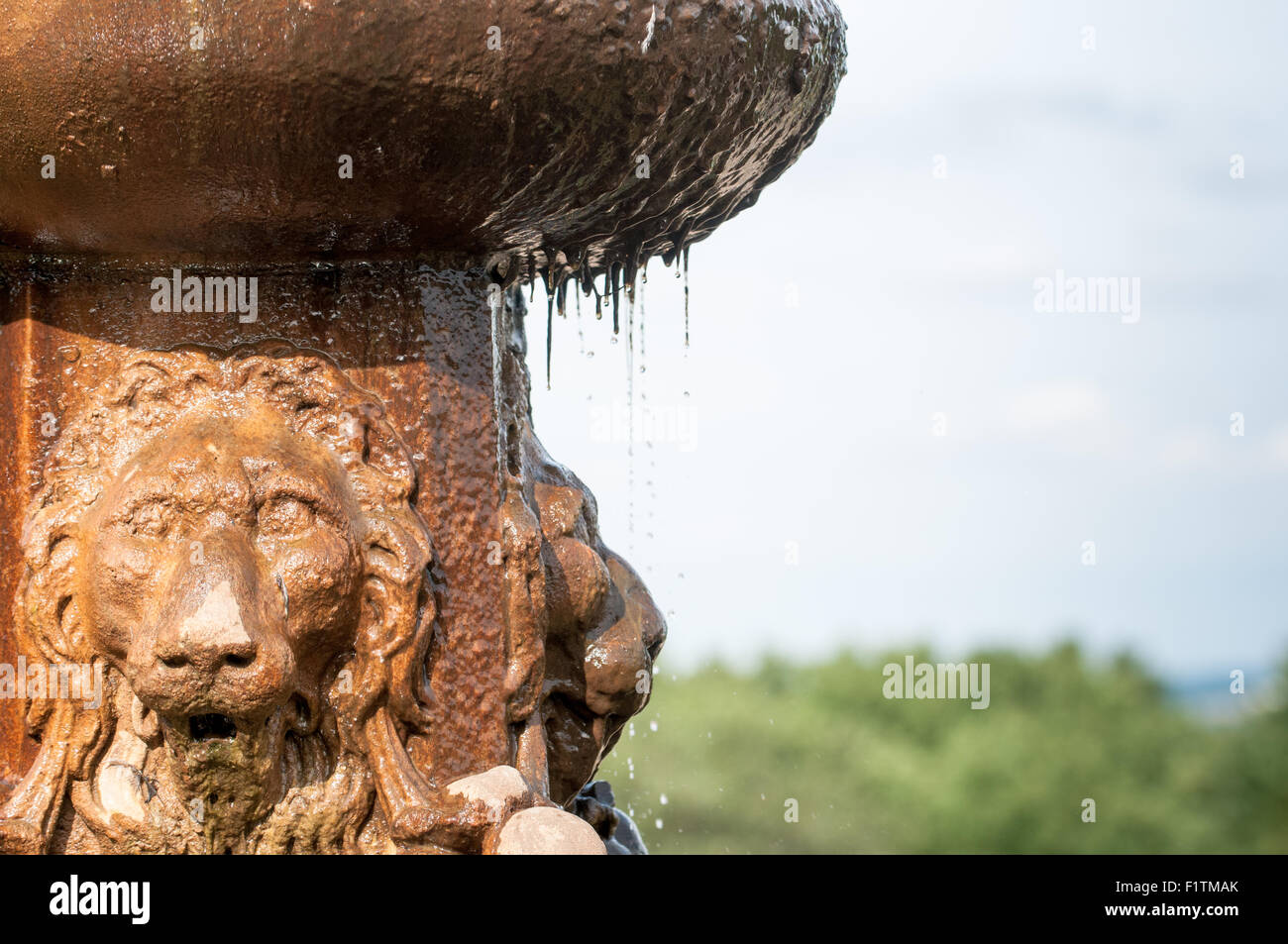 Brunnen mit Tropfwasser Stockfoto