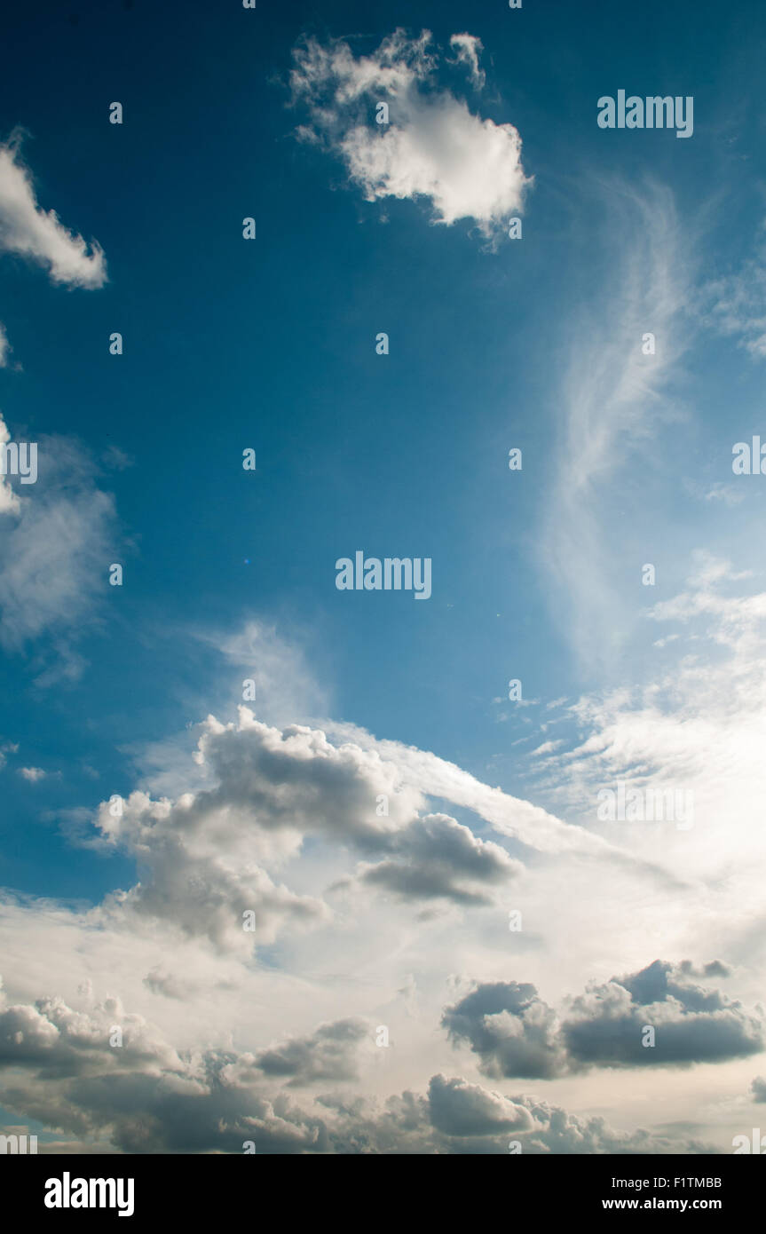 wirbelnden weißen Wolken Stockfoto