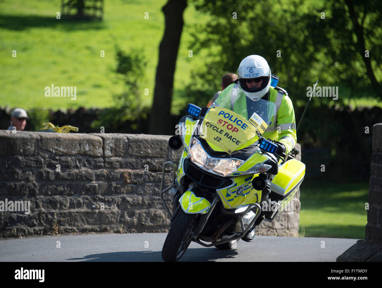 Downham Dorf, Lancashire, UK. 7. September 2015. Stufe 2 Aviva Tour durch Großbritannien Radrennen in Downham Dorf, Lancashire. Polizei Motorrad Vorreiter. Bildnachweis: STEPHEN FLEMING/Alamy Live-Nachrichten Stockfoto