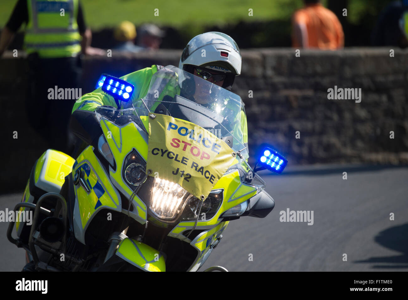 Downham Dorf, Lancashire, UK. 7. September 2015. Stufe 2 Aviva Tour durch Großbritannien Radrennen in Downham Dorf, Lancashire. Polizei Motorrad Vorreiter. Bildnachweis: STEPHEN FLEMING/Alamy Live-Nachrichten Stockfoto