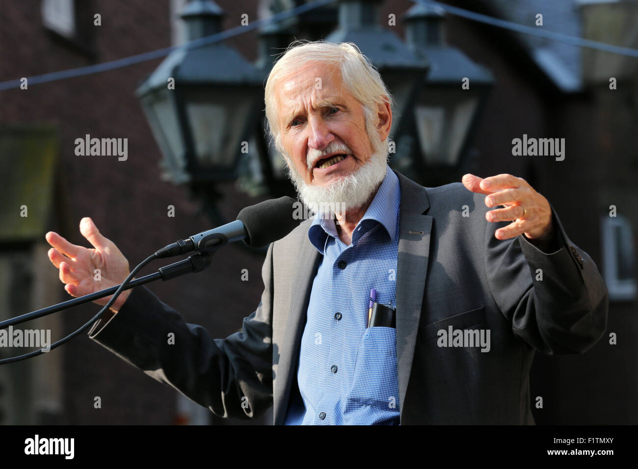 Dr. RUPERT NEUDECK während der ersten interreligiösen Frieden-Wallfahrt in Kevelaer/Deutschland am 28. Mai 2015. Rupert Neudeck (geboren am 14. Mai. 1939 in Danzig) ist ein deutscher Journalist, Mitbegründer der Cap Anamur Deutsche Not-Ärzte und Vorsitzender des "Grünhelme" Peace Corps. Neudeck wurde weltweit bekannt durch die 1979 Rettung tausender vietnamesische Flüchtlinge (sog. ' Boat People') in das Meer mit seinem Boot Cap Anamur. Stockfoto