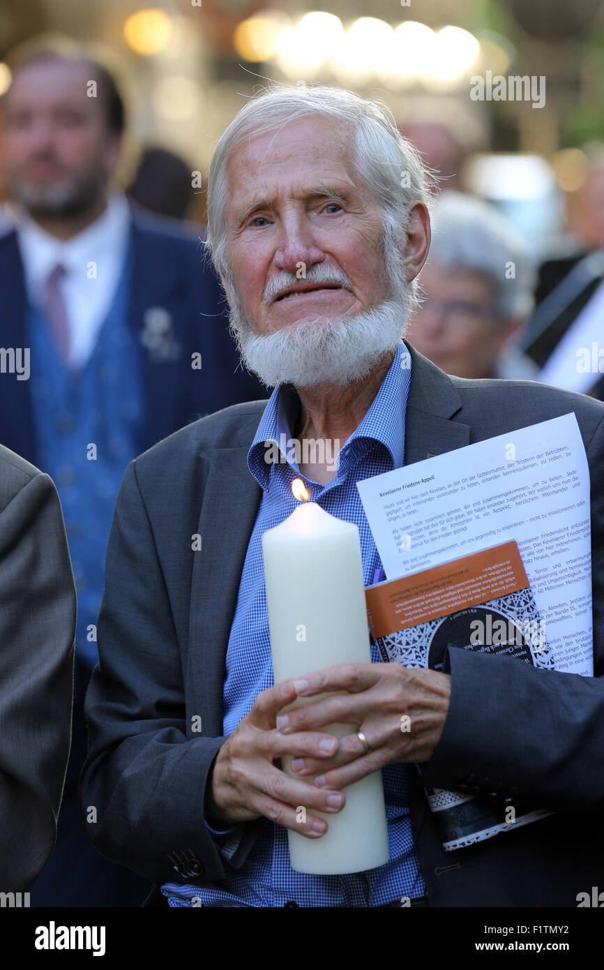 Dr. RUPERT NEUDECK während der ersten interreligiösen Frieden-Wallfahrt in Kevelaer/Deutschland am 28. Mai 2015. Rupert Neudeck (geboren am 14. Mai. 1939 in Danzig) ist ein deutscher Journalist, Mitbegründer der Cap Anamur Deutsche Not-Ärzte und Vorsitzender des "Grünhelme" Peace Corps. Neudeck wurde weltweit bekannt durch die 1979 Rettung tausender vietnamesische Flüchtlinge (sog. ' Boat People') in das Meer mit seinem Boot Cap Anamur. Stockfoto