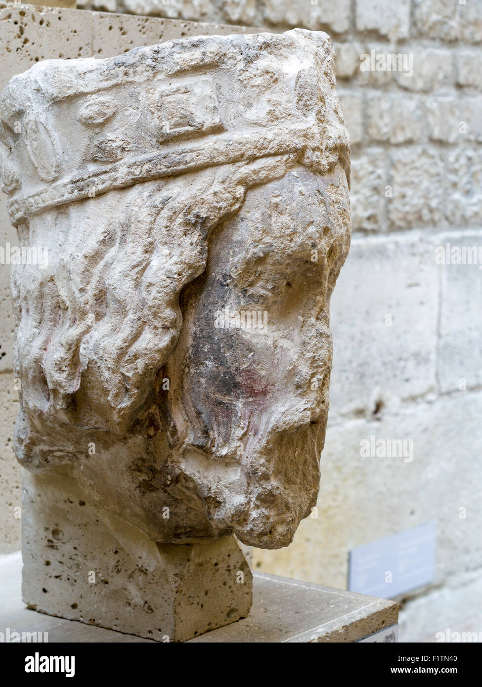 Kings Head Skulptur mit Originallack. Skulptur eines französischen Königs Kopf von 1220 geschmückt ursprünglich die Vorderseite von Notre Dame Stockfoto