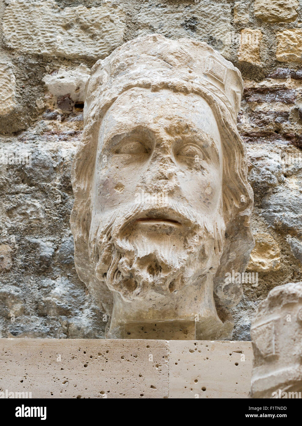 Skulptur eines französischen Königs Kopf. Skulptur eines französischen Königs Kopf von 1220 stammt aus der Vorderseite der Kathedrale Notre-Dame Stockfoto