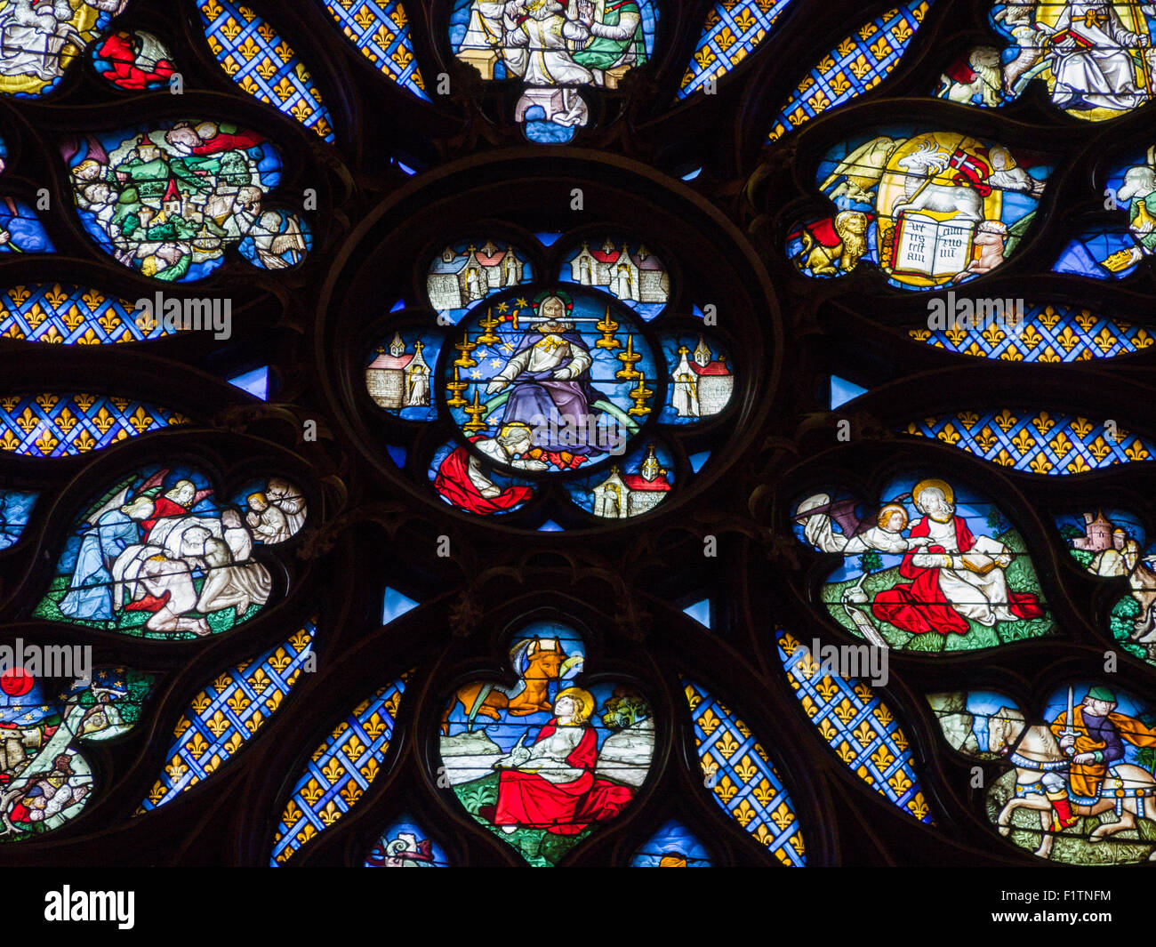 Detail aus der Rosette auf der Rückseite der SainteChapelle. Der Mitte