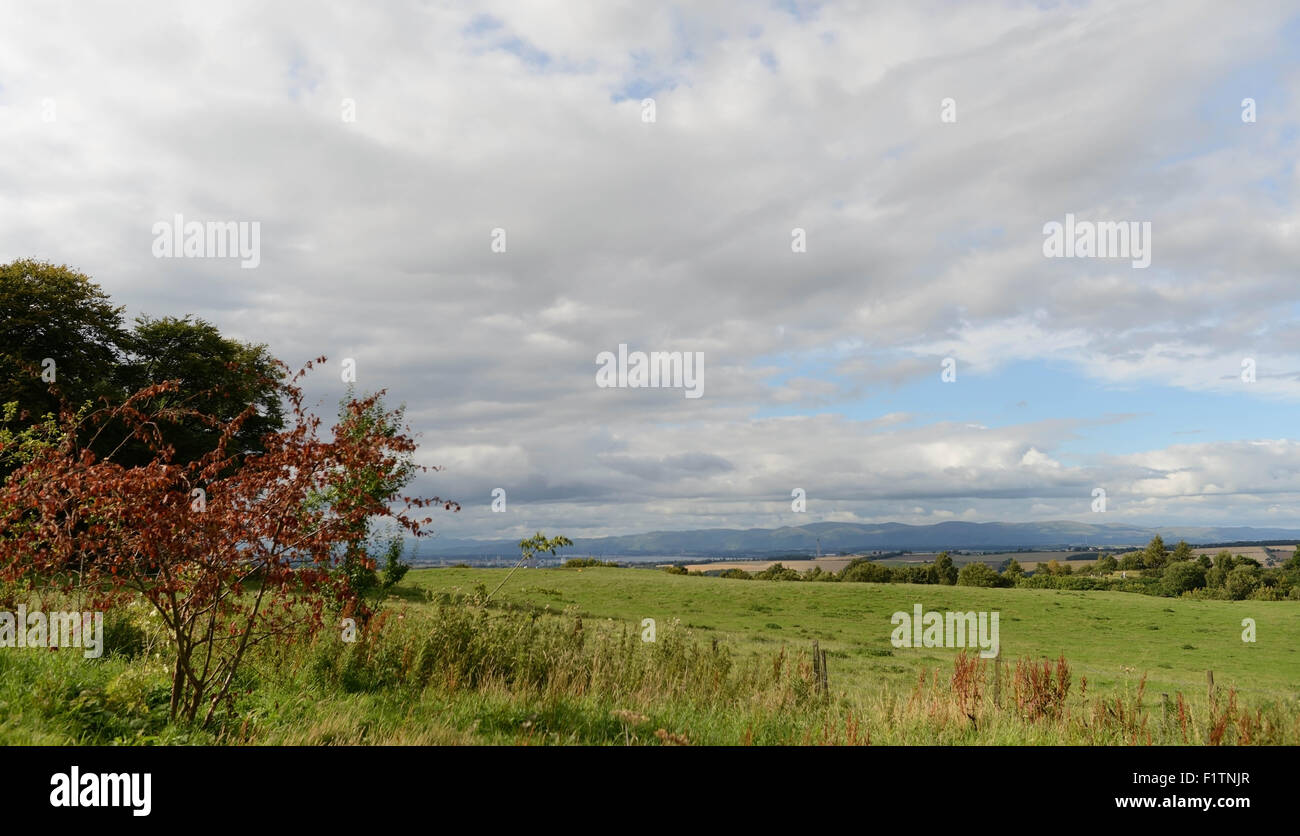 BLICK ÜBER DEN FIRTH OF FORTH UND OUT NACH EDINBURGH AUS WILLIAMSCRAIG HÜTTEN, LINLITHGOW, IN DER NÄHE VON EDINBURGH, SCHOTTLAND Stockfoto