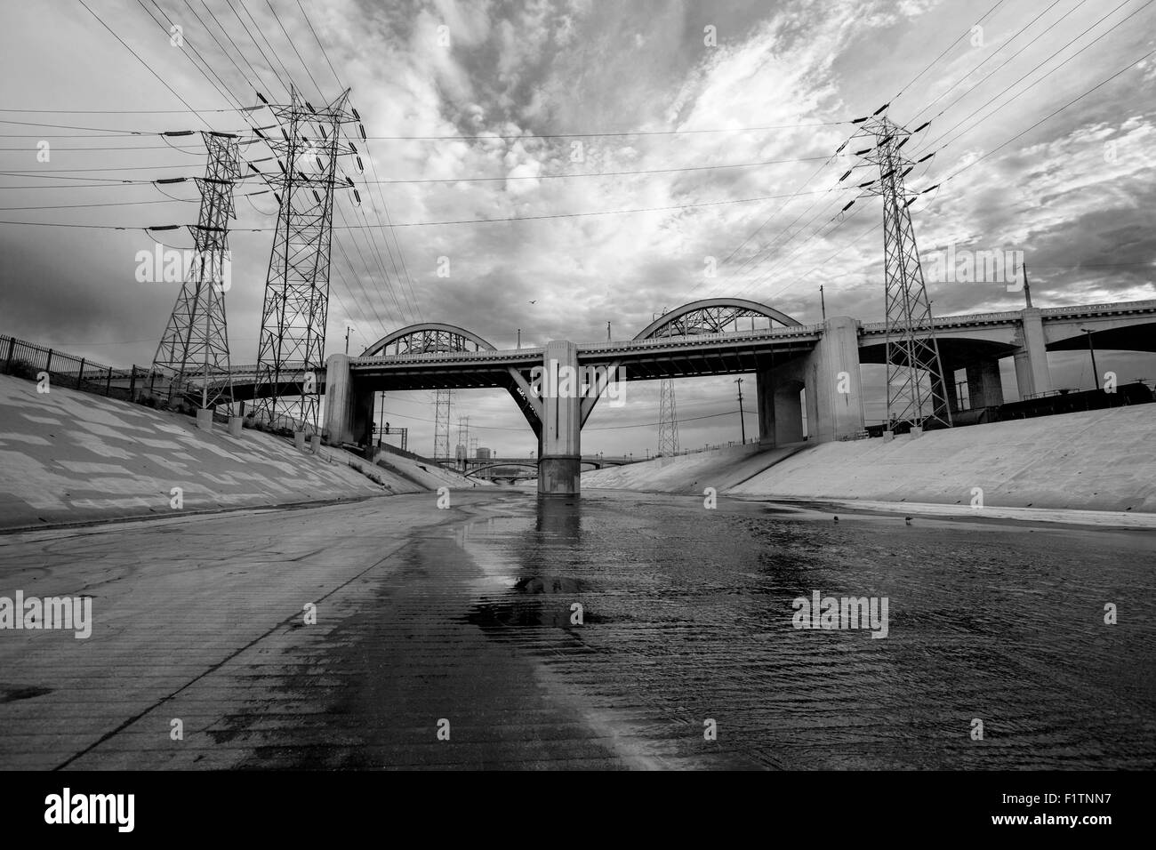 Die Los Angeles River und Historic 6th Street Bridge nahe der Innenstadt von Los Angeles in schwarz und weiß. Stockfoto
