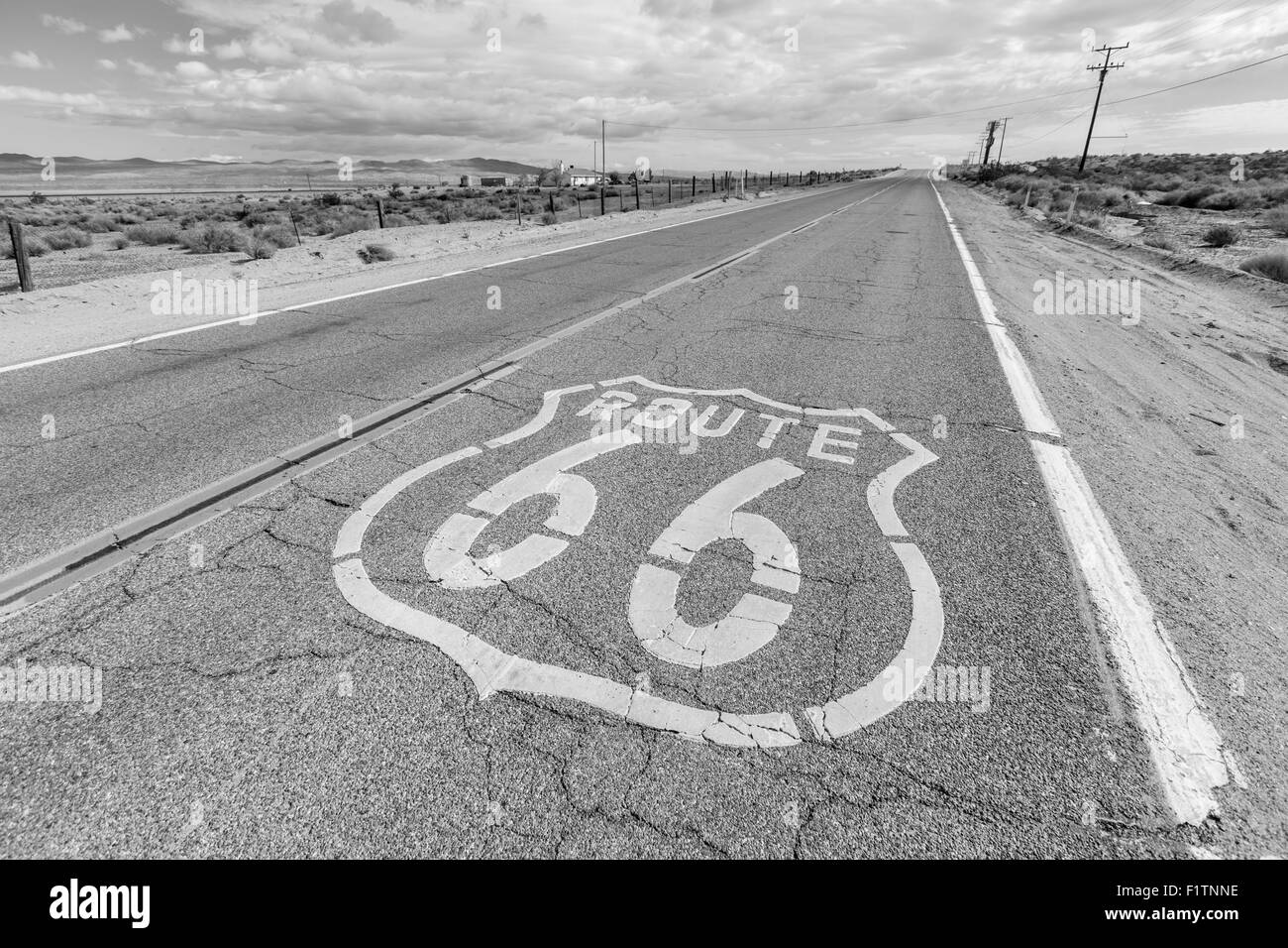 Alten Route 66 Wüstenpflaster Zeichen in schwarz / weiß Stockfoto