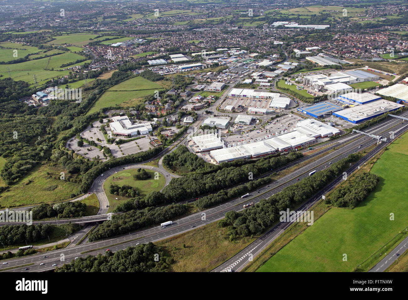 Luftaufnahme des Birstall Shopping Park am J27 der M62 und M621, A62 Straßen in West Yorkshire, Großbritannien Stockfoto