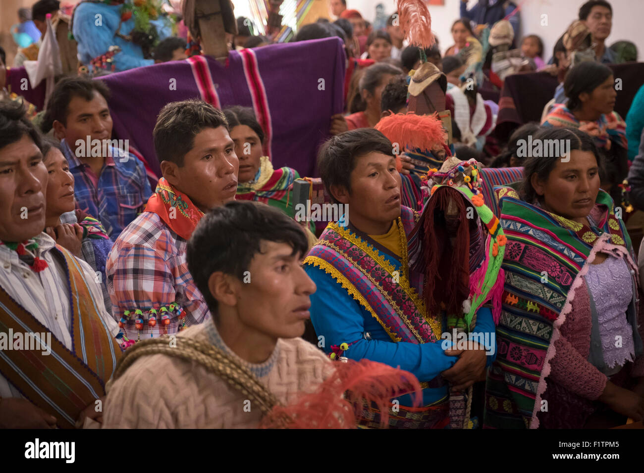 Gruppen von Menschen besuchen die Messe in den frühen Morgenstunden während der Feier des Tinku. Stockfoto