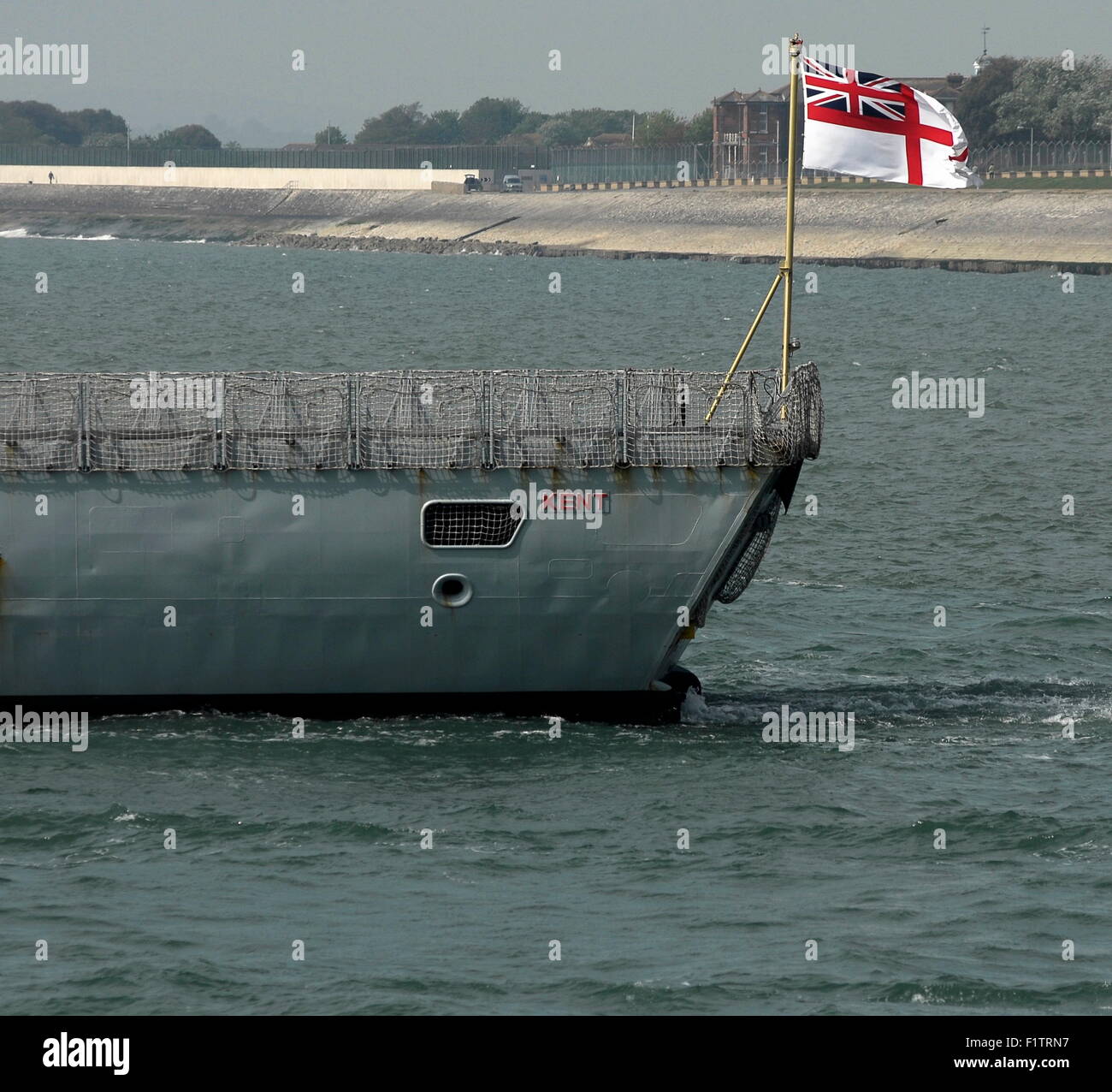 AJAXNETPHOTO. 5. MAI 2014. PORTSMOUTH, ENGLAND. -FREGATTE VERLÄSST. -HMS KENT VERLASSEN PNB FLYING WHITE ENSIGN. FOTO: TONY HOLLAND/AJAX REF: DTH140505 8578 Stockfoto