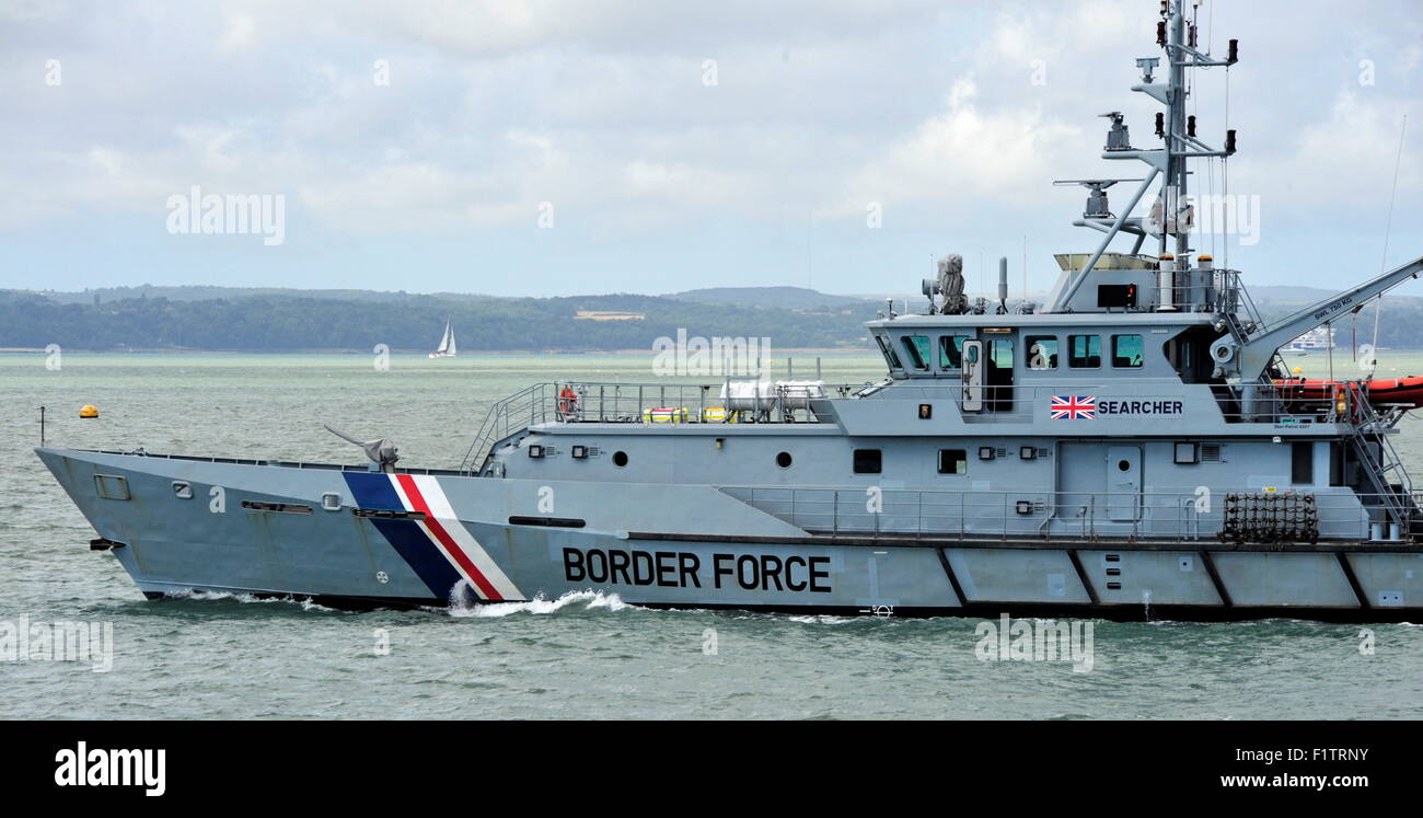 AJAXNETPHOTO. -7. MASCHINENBAUTAG 2015. PORTSMOUTH, ENGLAND. -BORDER FORCE PATROL CUTTER HMC SEARCHER HAFEN VERLASSEN. FOTO: TONY HOLLAND/AJAX REF: DTH150607 38646 Stockfoto