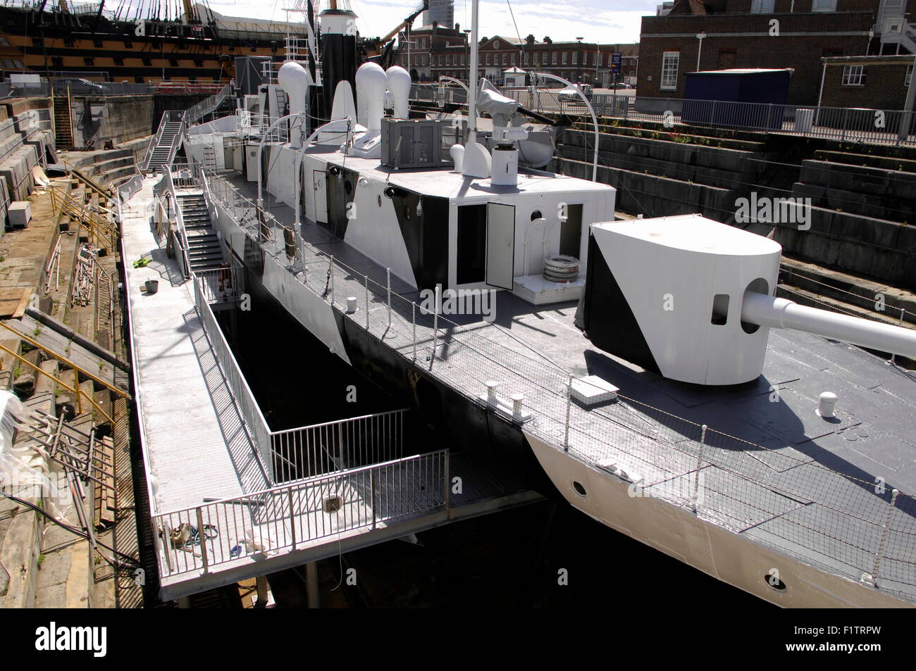 AJAXNETPHOTO. 4. JUNI 2015. PORTSMOUTH, ENGLAND. ERLAUBT WIEDER HERGESTELLT - DIE MONITOR-KLASSE SCHIFF HMS ERLAUBT ERSTRAHLT IN NEUEN DAZZLE FARBE DER MITTE DES SOMMERS ERÖFFNET. FOTO: JONATHAN EASTLAND/AJAX REF: D150406 5139 Stockfoto