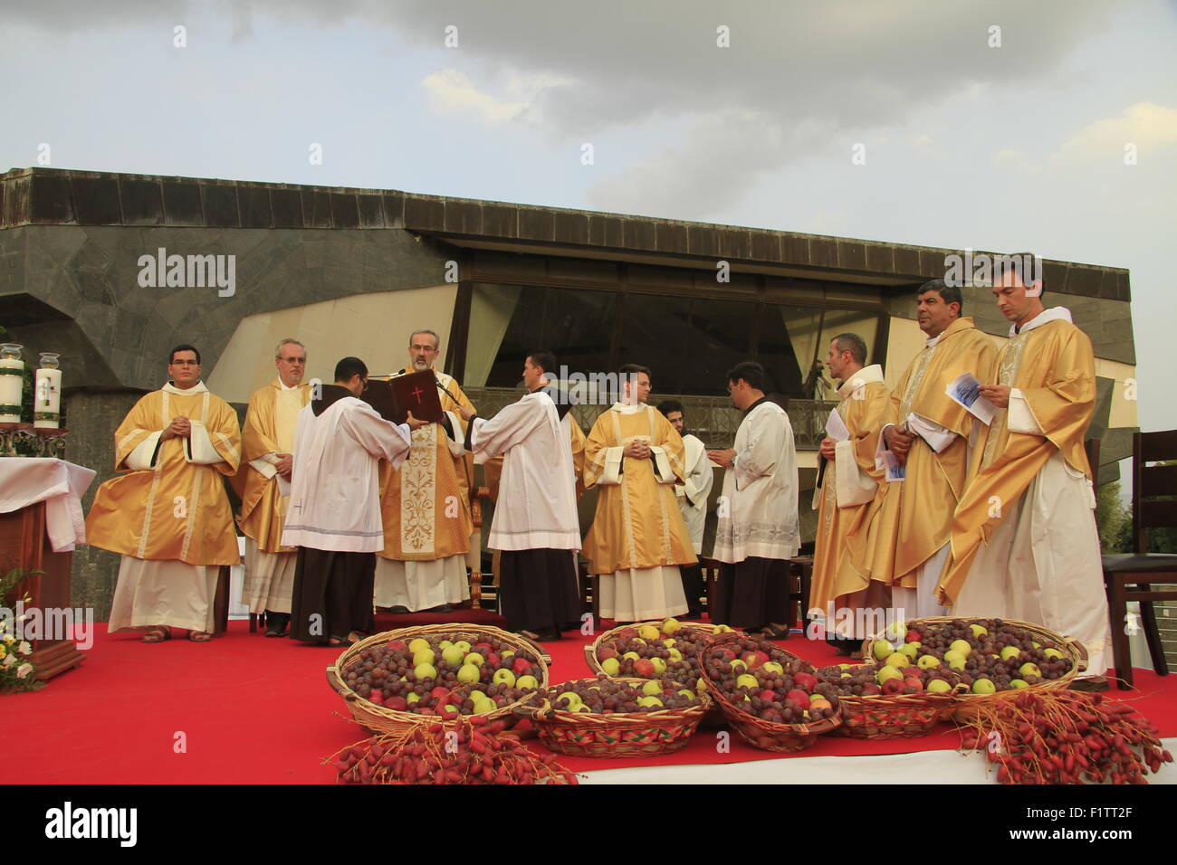 Israel, See Genezareth, der franziskanischen Pilgerfahrt nach Capernaum, die Stadt von Jesus, der Kustos des Heiligen Landes Fr. Pierbattista Pizzaballa Vorsitz über die Zeremonie Stockfoto