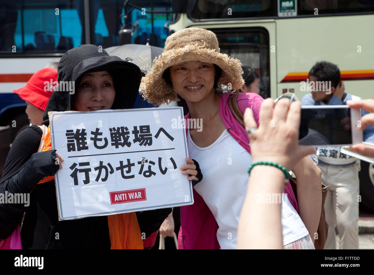 junge weibliche Frieden Demonstranten im Friedenspark Hiroshima in Japan am 70. Jahrestag des Atombombenabwurfs 1945 Stockfoto